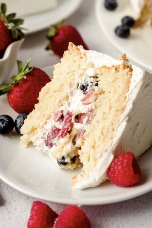 Delicious Vanilla Cake Recipe with Whipped Cream, Icing, and Fresh Berries: Perfect for Spring!